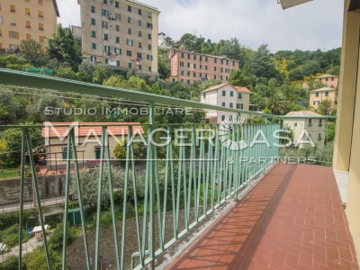 GENOVA San Martino - Via Cei appartamento con due balconi