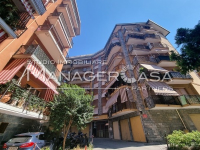 RAPALLO (GE) V. Lazzerini - luminoso piano alto Due terrazzini + balcone 